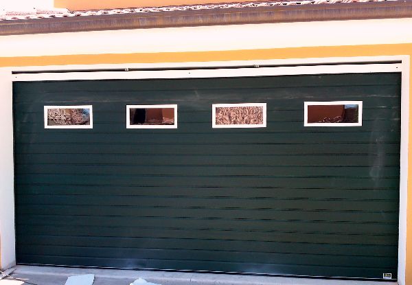 PORTA SEZIONALE CON OBLO\' PORTA SEZIONALE CON OBLO\'