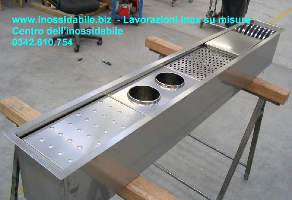 Canale attrezzato inox con scolapiatti Canale attrezzato inox con scolapiatti