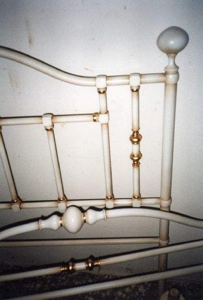 letto in ottone col. avorio part.oro letto in ottone col. avorio part.oro