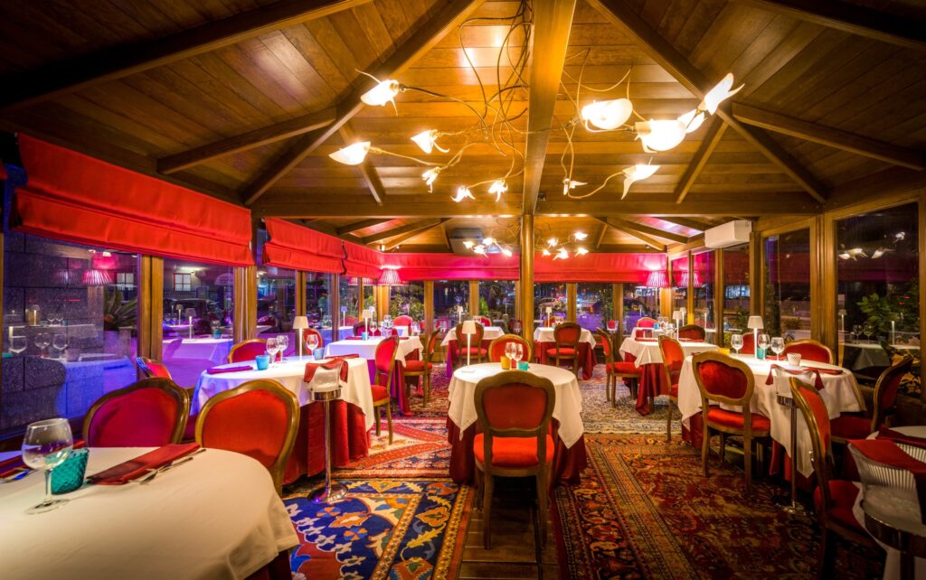 Ambiente del ristorante di pesce a Torino Delfino Blu